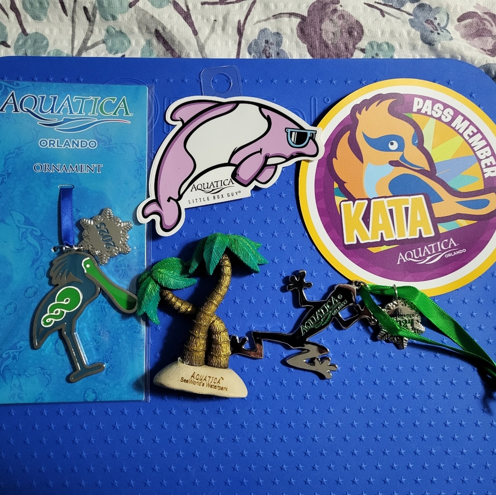 Aquatica Orlando, FL Passmember Exclusive Merchandise Bundle NEW